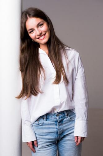 Portrait femme studio jeune